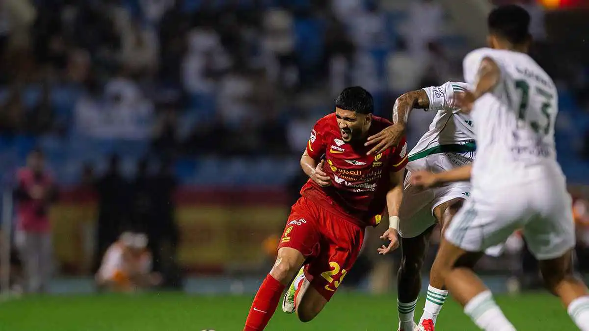 3 قرارات مؤثرة.. تقييم كارثي لحكم مباراة القادسية والأهلي السعودي (فيديو)