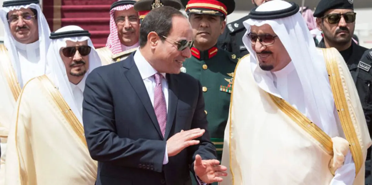 بالصور.. الملك سلمان يستقبل السيسي في الرياض