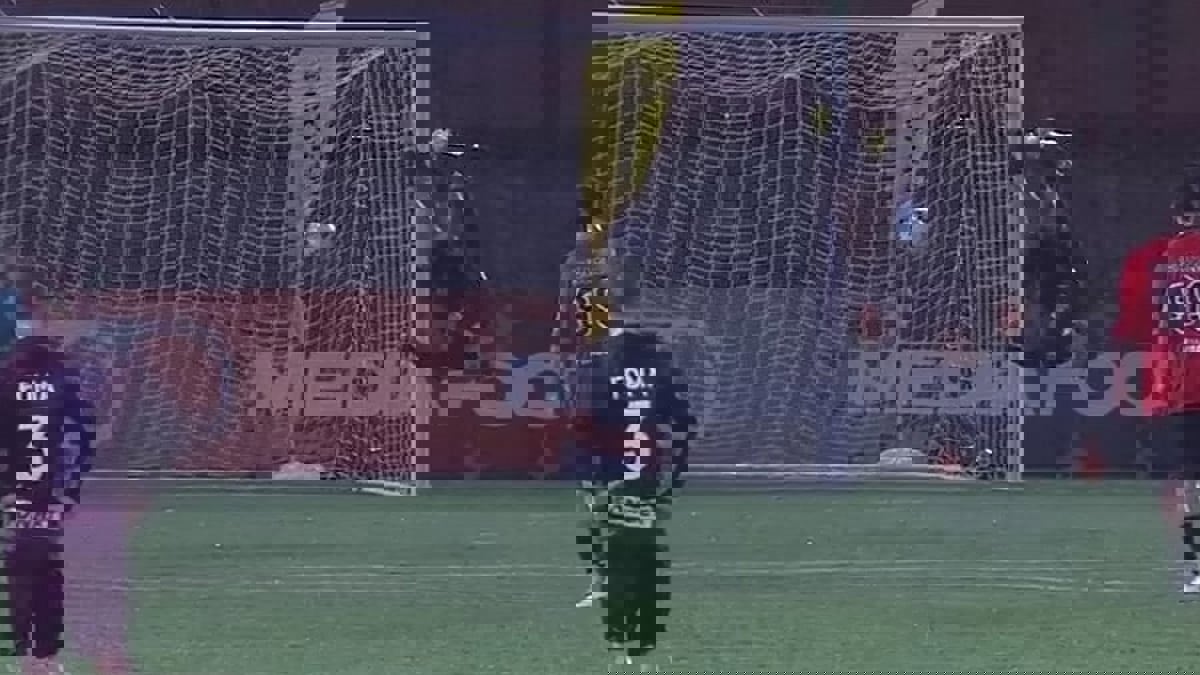 يرتدي رقم 007.. لاعب روسي يسجل ضربة جزاء بطريقة لا تصدق (فيديو)