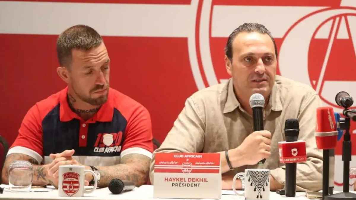 "تسلّمت مفاتيح النادي".. هل نجح شامبيرز في الانقلاب على رئيس الإفريقي التونسي؟