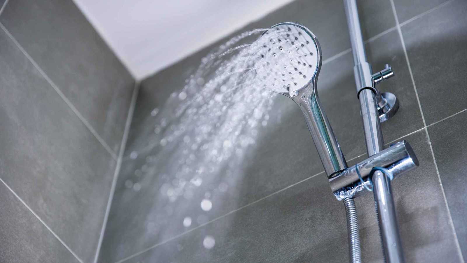 الاستحمام بالماء البارد صباحاً.. مفيد أم خطر على الصحة؟