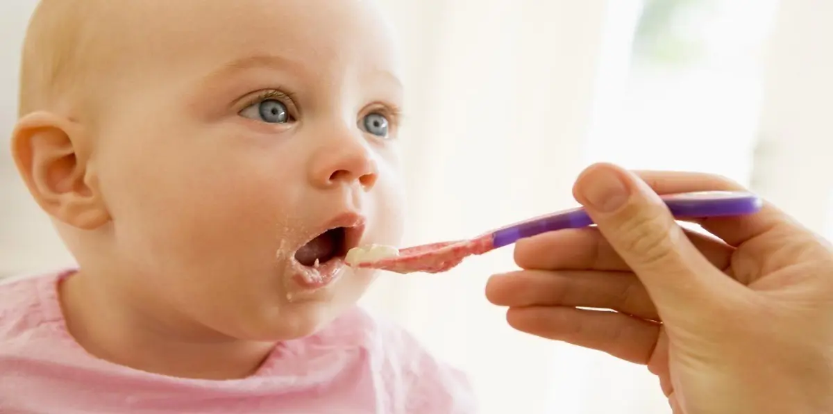 دراسة: إطعامك طفلك بالملعقة في الصغر يؤدي إلى البدانة لاحقًا