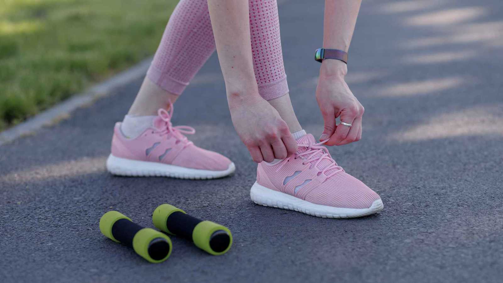 "المشي إلى الخلف".. سرّ اللياقة المدهش للجسم والعقل