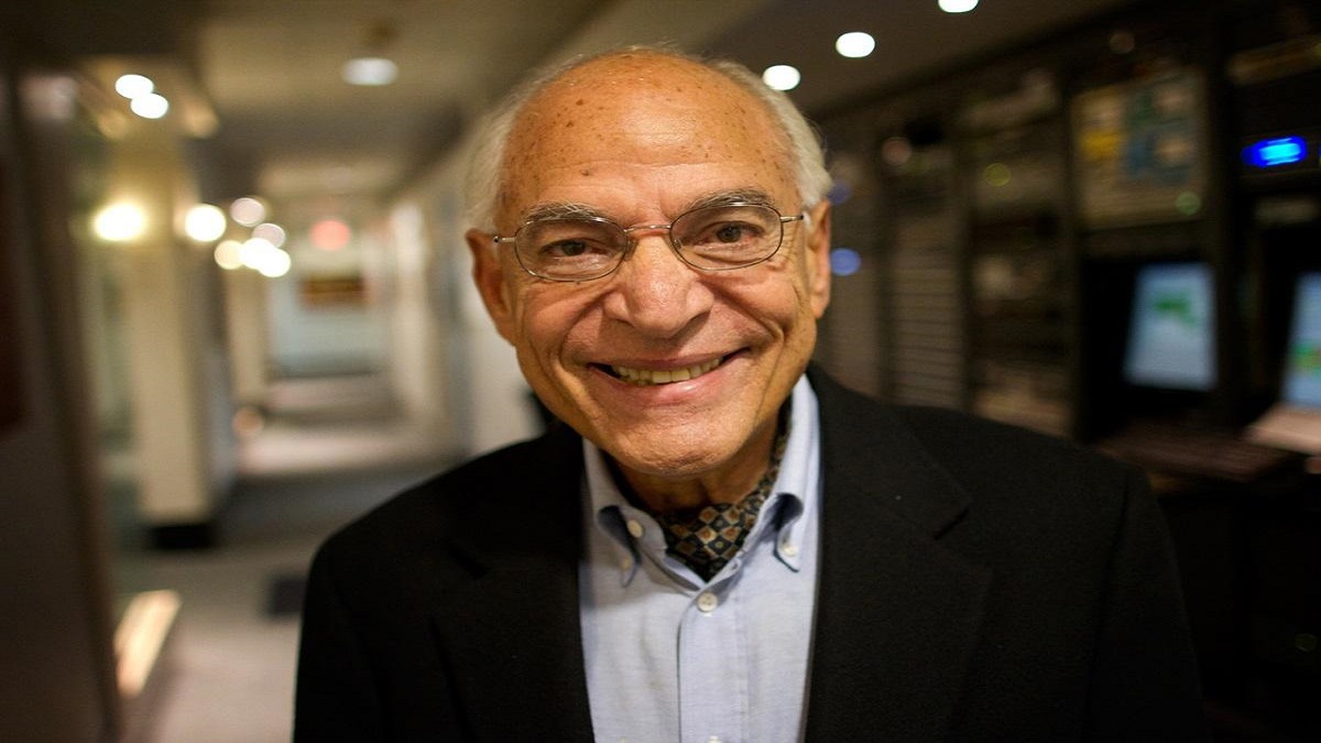 العالم المصري فاروق الباز "متفائل" باقتراب نهاية "كورونا" (فيديو)