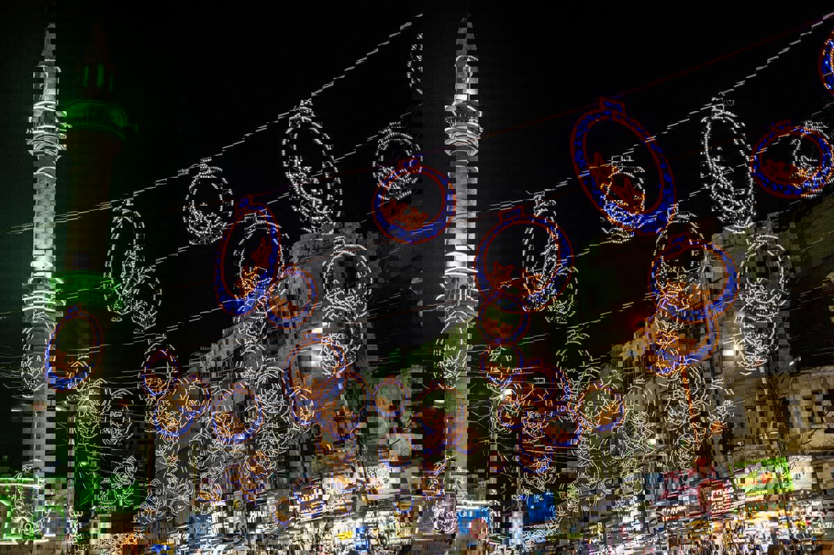 لاعب كرم قدم أردني شهير يؤم المصلين في "تراويح" رمضان (فيديو)