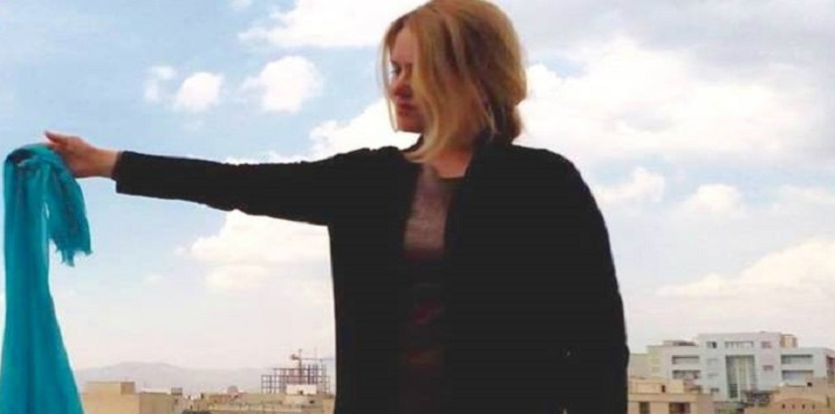 إيرانية تحلق شعرها للتخلص من الحجاب (صورة)