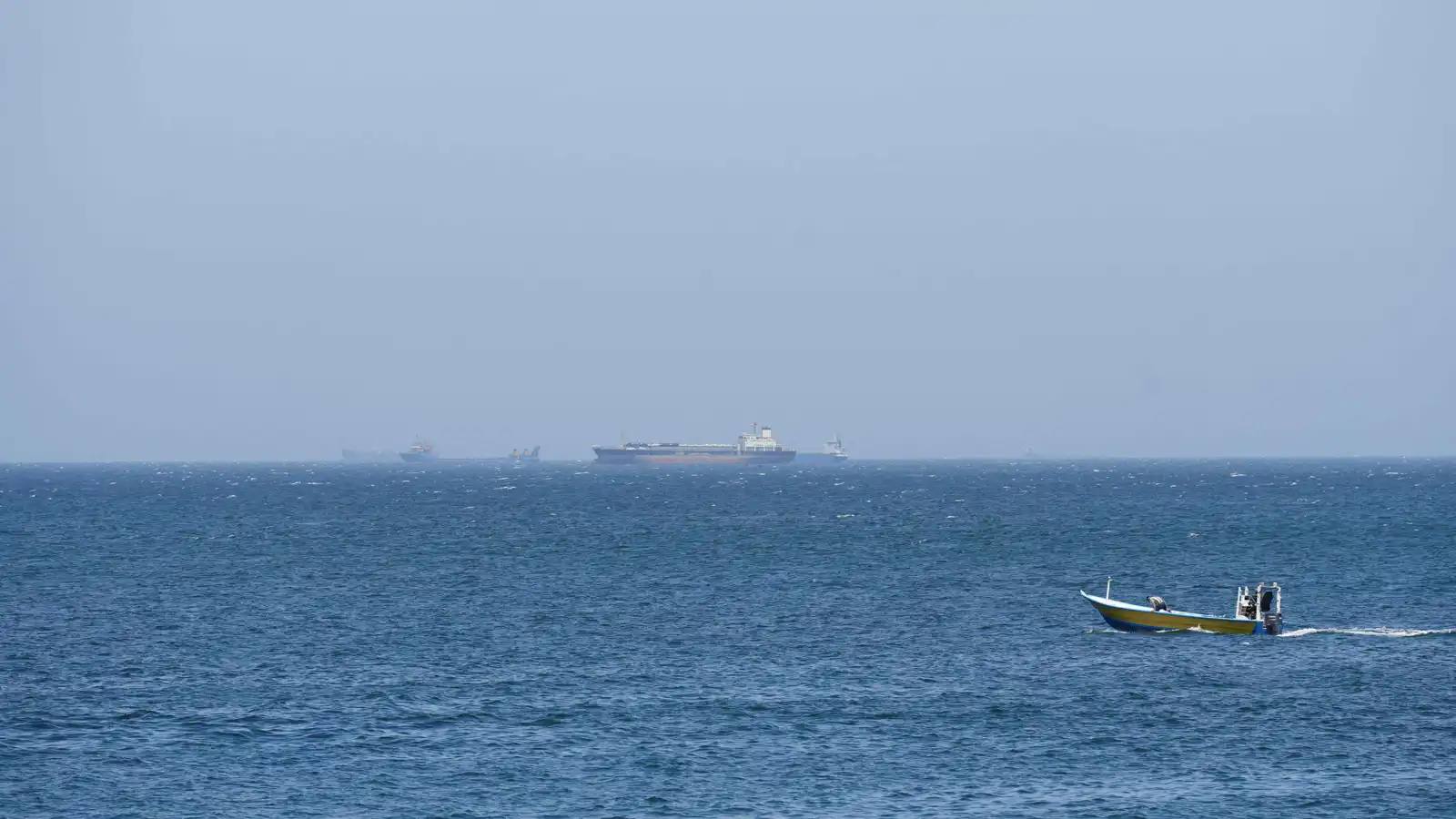 القيادة المركزية الأمريكية: منع 14 سفينة إيرانية من العبور منذ الحصار