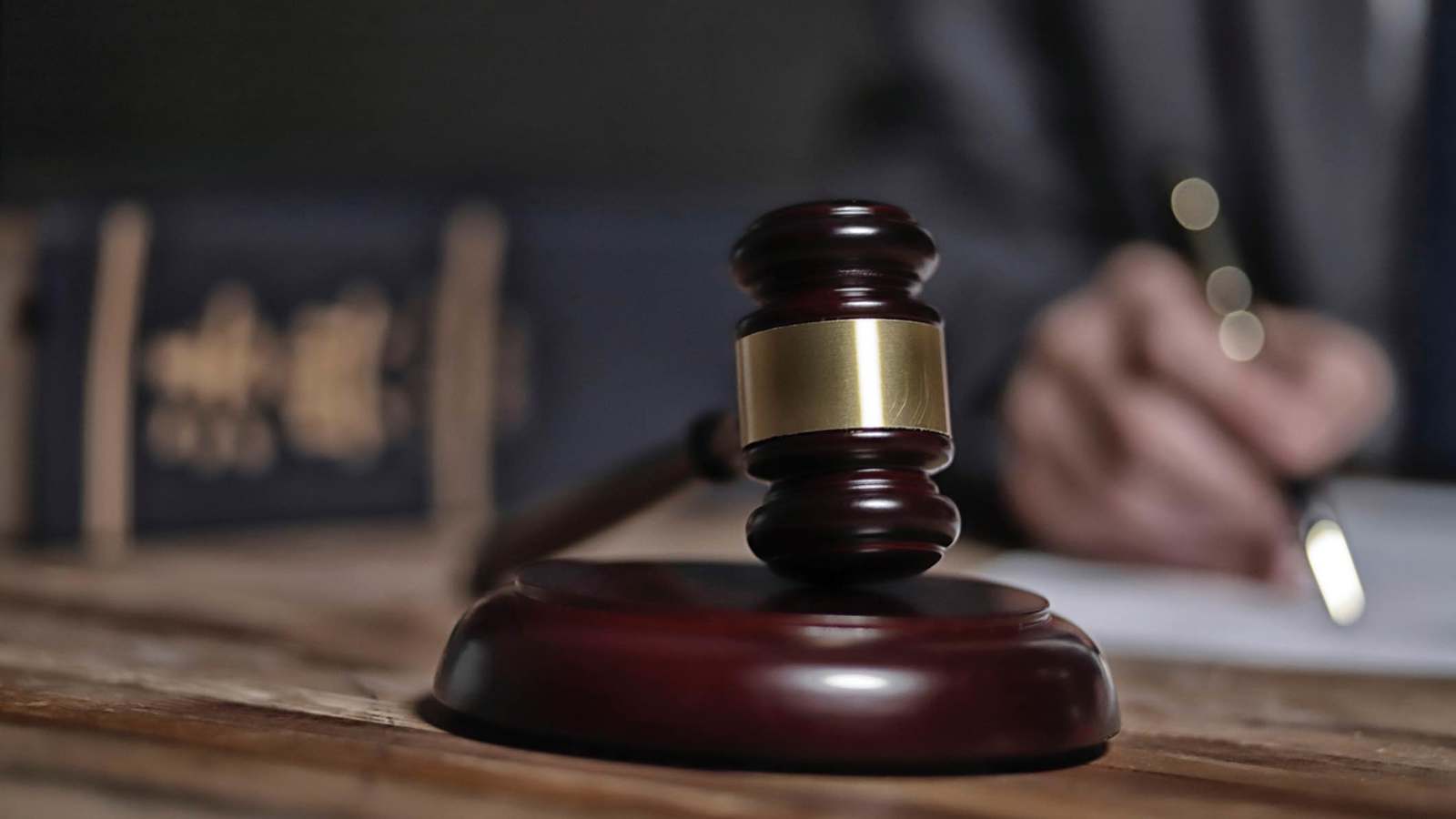 إساءة "يوتيوبر" لطفلها تكلفها نحو مليوني دولار