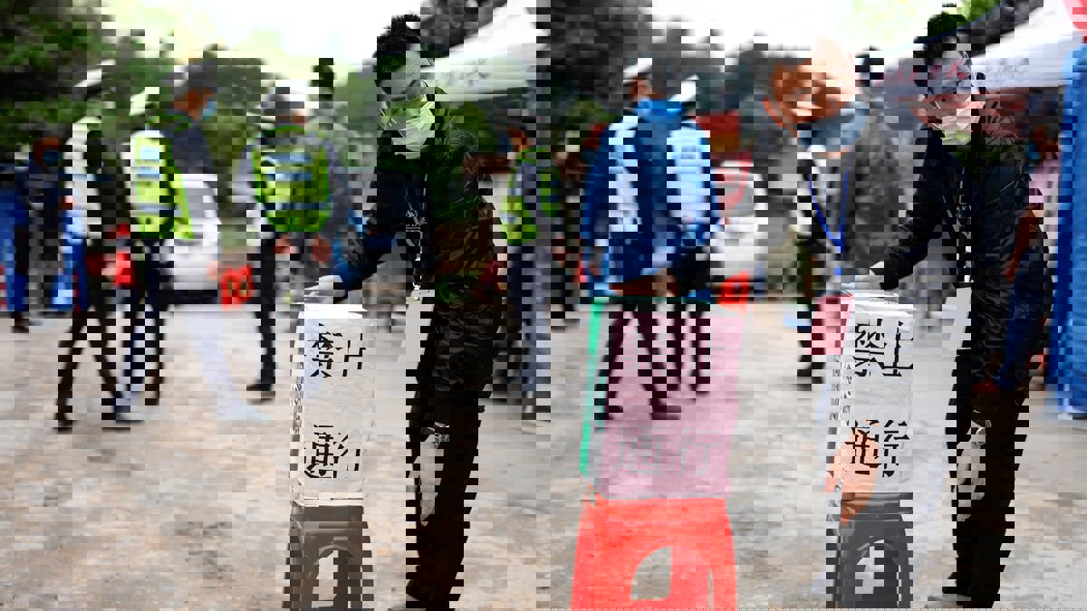 عُثر على بقايا بطاقات هوية.. الصين تبحث عن ضحايا الطائرة المنكوبة