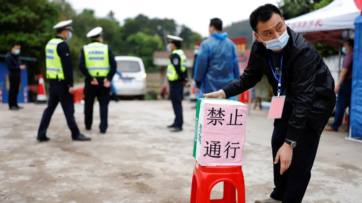 عُثر على بقايا بطاقات هوية.. الصين تبحث عن ضحايا الطائرة المنكوبة