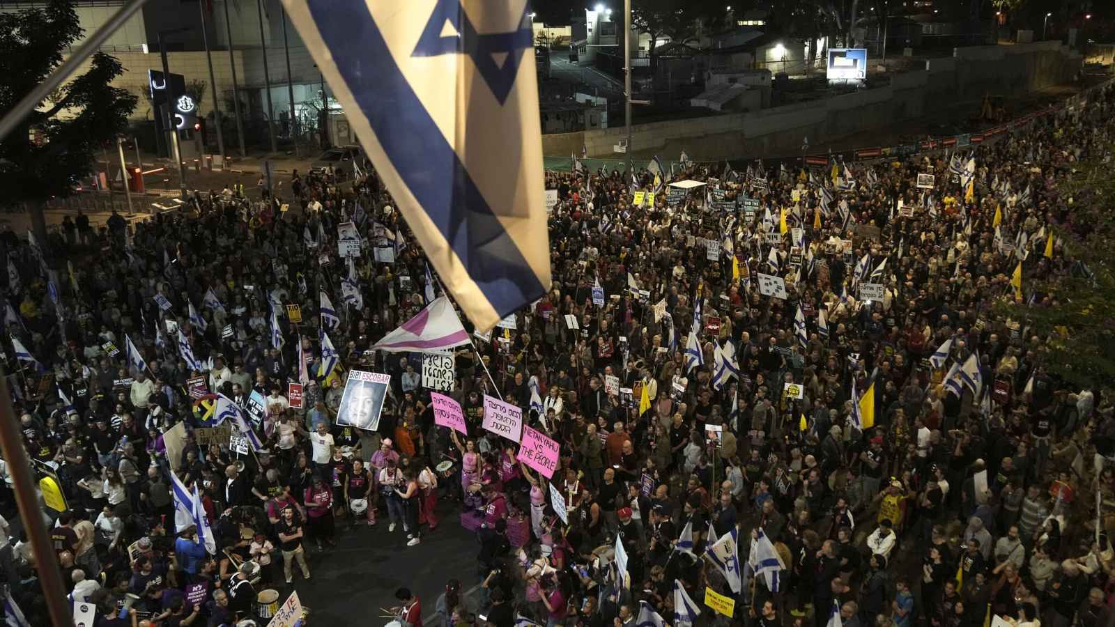 عائلات الرهائن: نتنياهو يستمر في الحرب "هربًا من القضايا الجنائية"