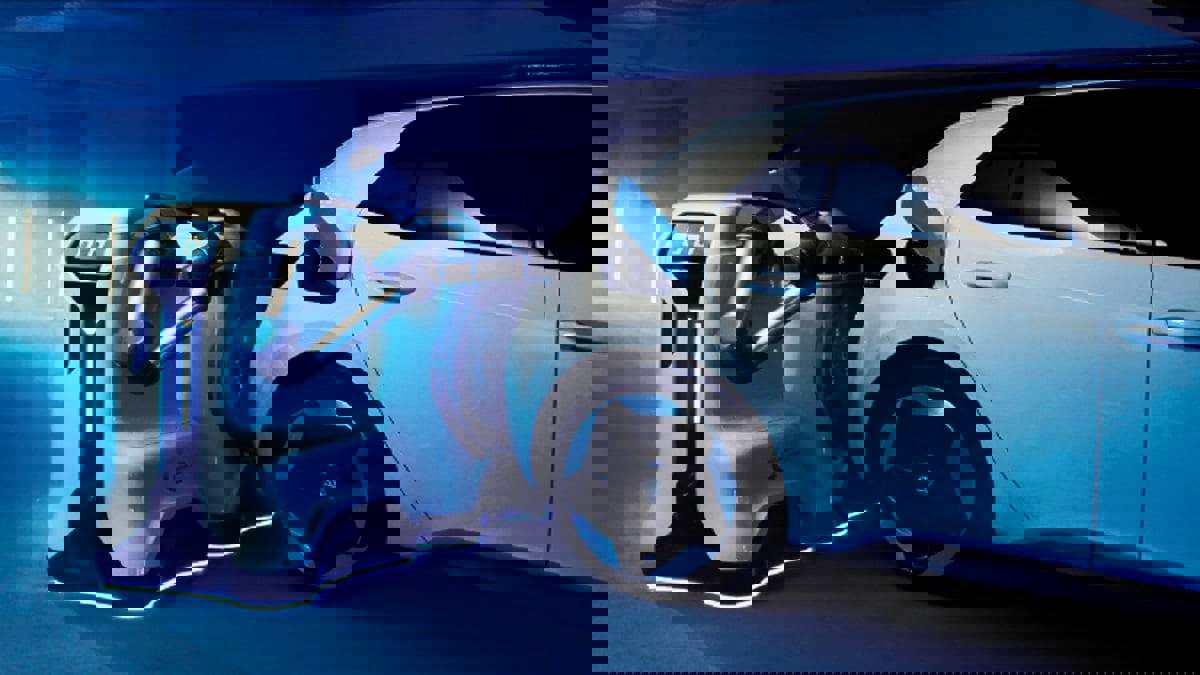 "فولكس فاجن" تستعين بروبوت لشحن سياراتها الكهربائية (فيديو)