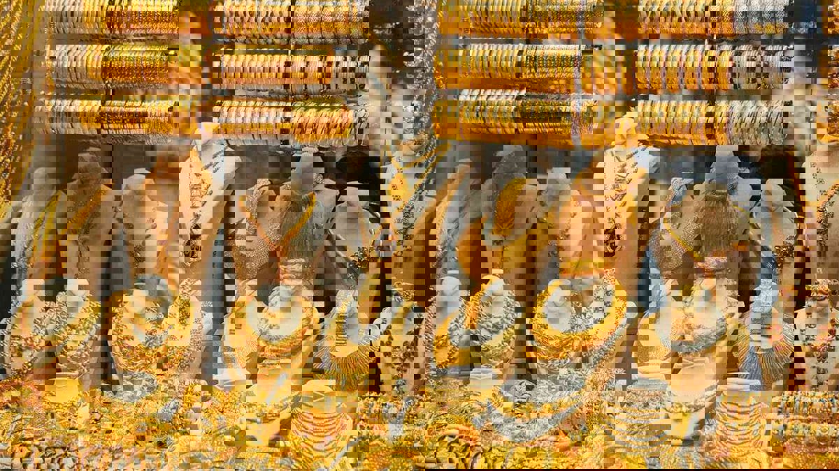 الذهب يستقر قرب أعلى مستوياته في أسبوع مع توترات سياسية