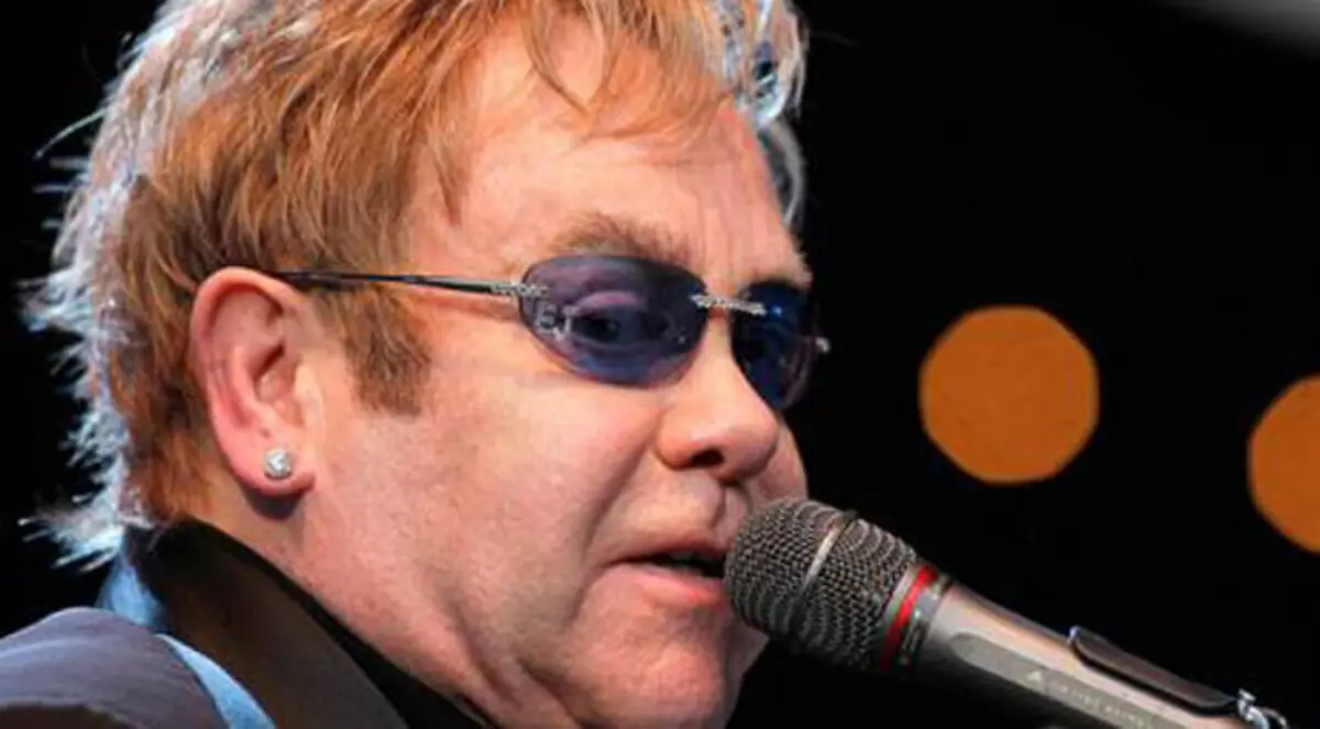 إلتون جون يعتزم مناقشة حقوق المثليين مع بوتين