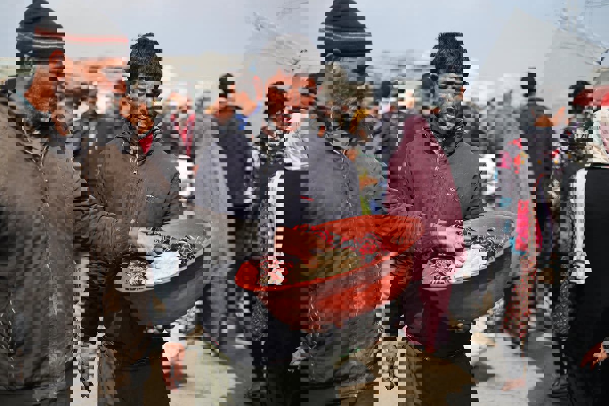 غزة.. عشرات القتلى إثر استهداف نازحين ينتظرون المساعدات (فيديو)