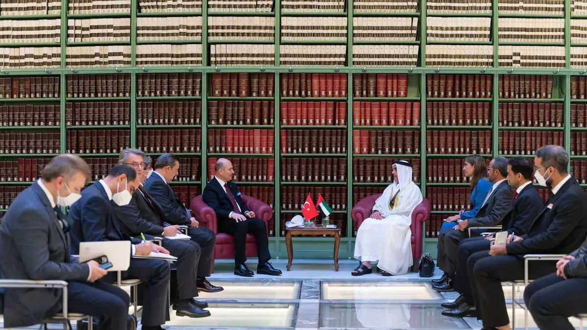 وزير الداخلية الإماراتي يبحث مع نظيره التركي تعزيز التعاون الأمني