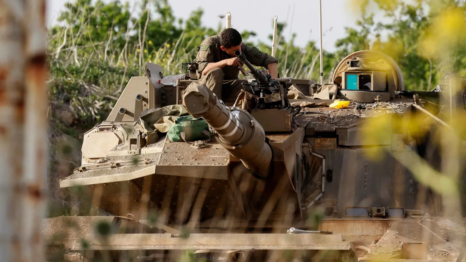 "لا تقتربوا من البراميل".. إسرائيل تلقي منشورات في القنيطرة