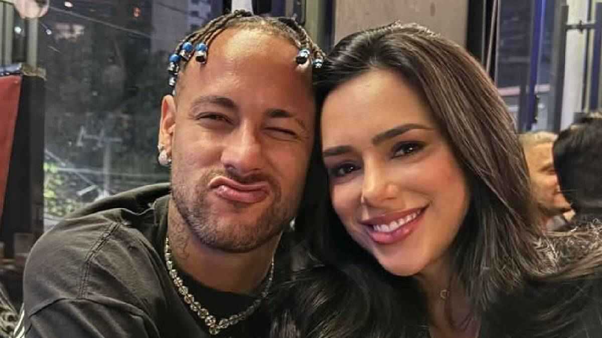 قبلة لزوجته وابنته.. نيمار يحتفل بالتألق والثنائية (فيديو)