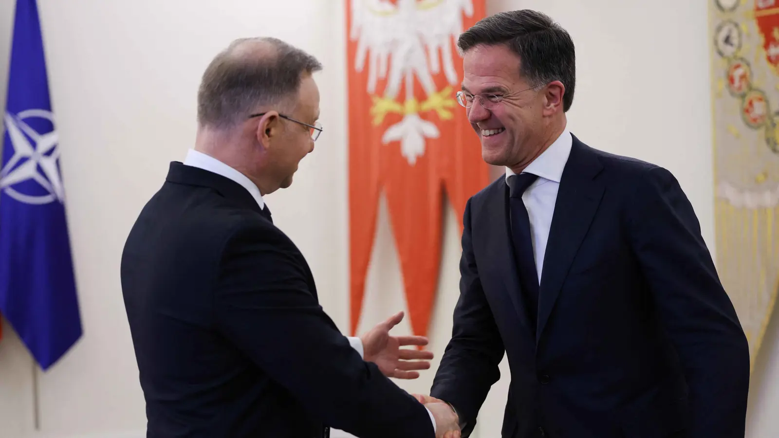 حلف الناتو يتوعد روسيا بـ "رد ساحق" إذا هاجمت بولندا