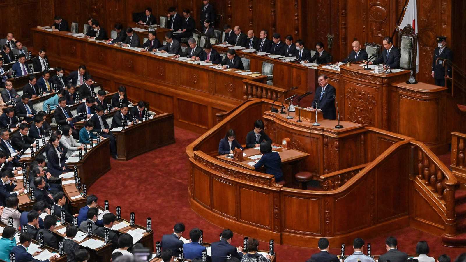 أكبر حزبين في اليابان يتفقان على اختيار رئيس وزراء