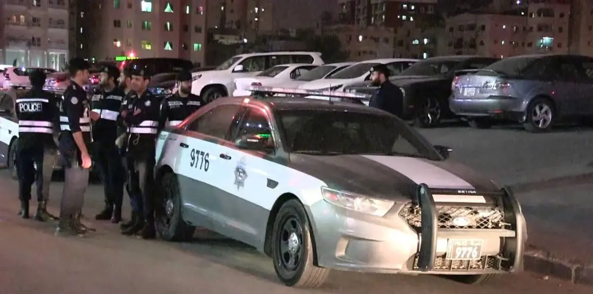 بالفيديو .. شبان يعتدون على رجال أمن في الكويت