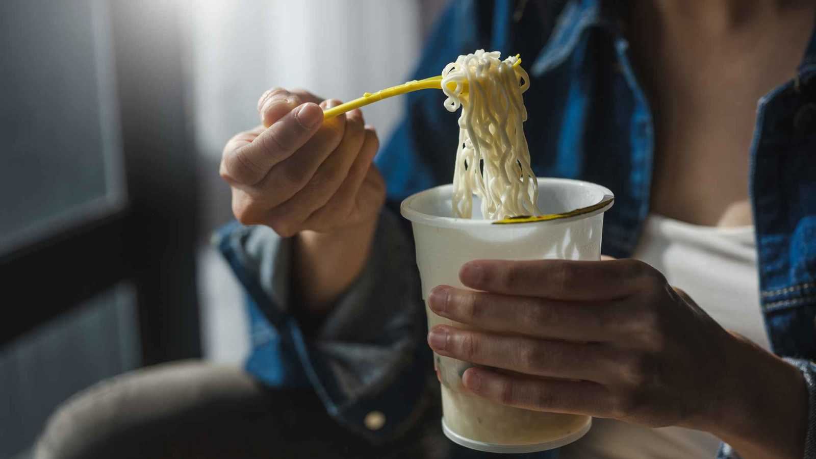 لماذا يحذر الأطباء من الإفراط في تناول "النودلز"؟