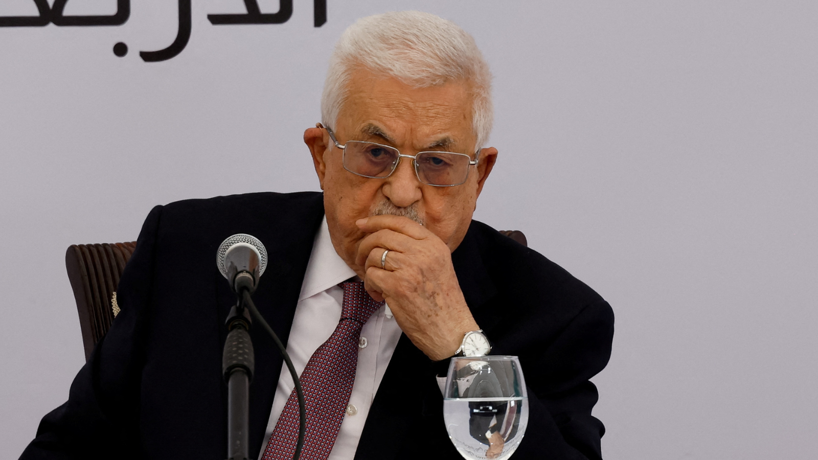 "سلاح المخيمات" على الطاولة.. ماذا يحمل محمود عباس في زيارته لبيروت؟