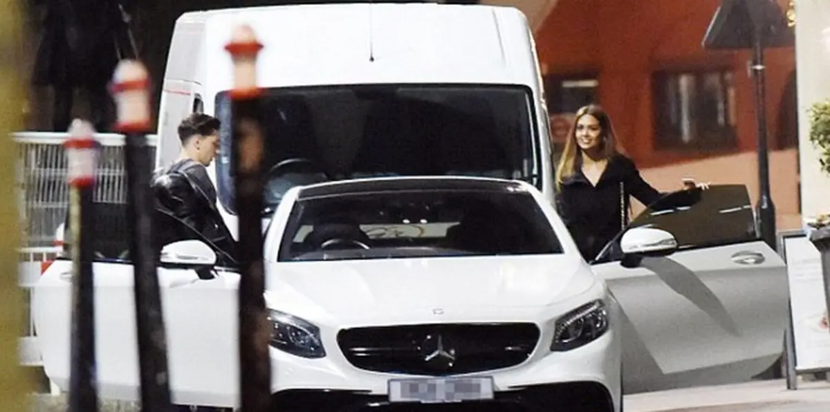 مدافع آرسنال يواعد نجمة بوليوود (صور)