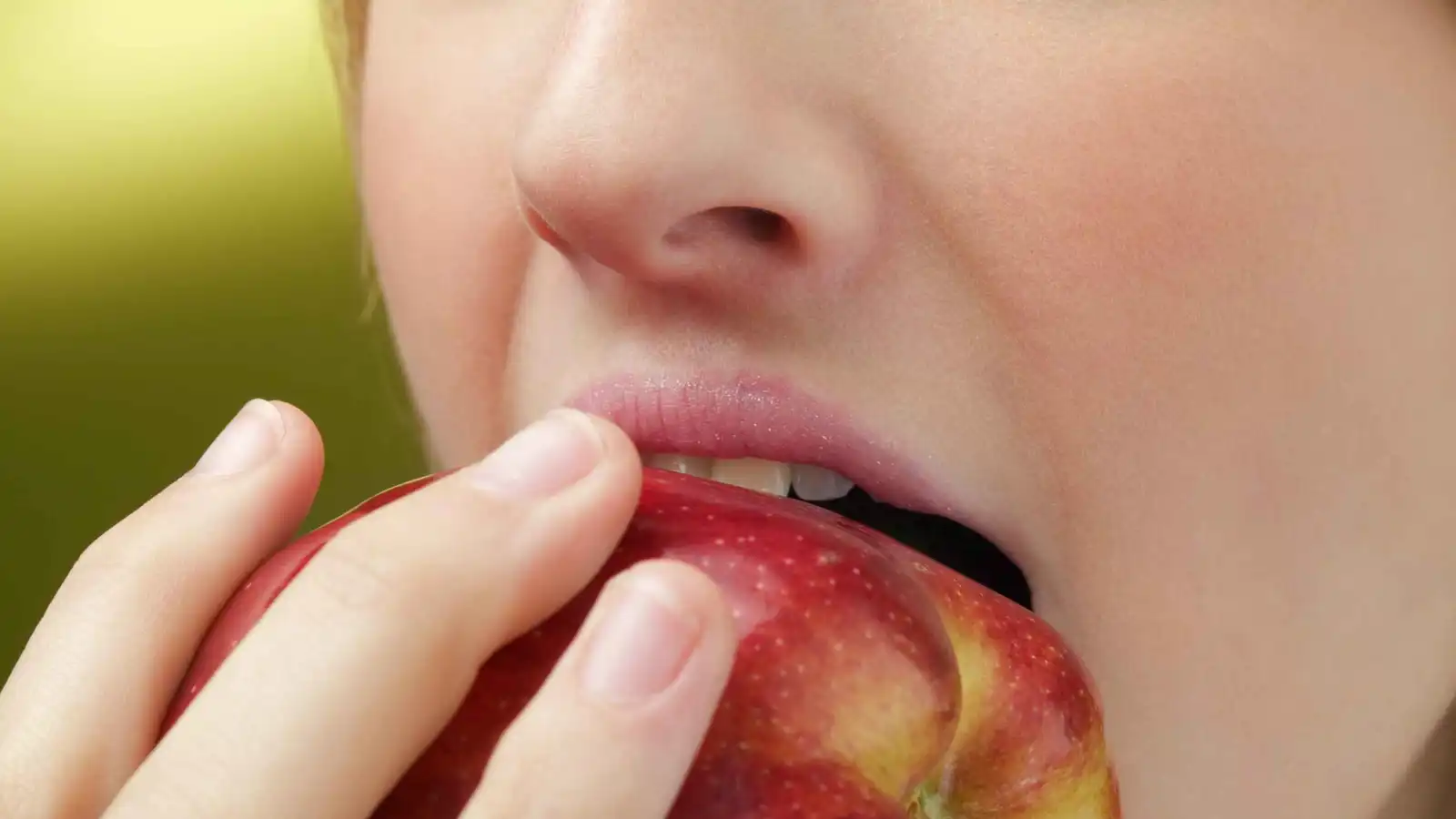 والدتها ماتت اختناقاً بالبطاطا.. تفاحة تقتل امرأة تركية (فيديو إرم)