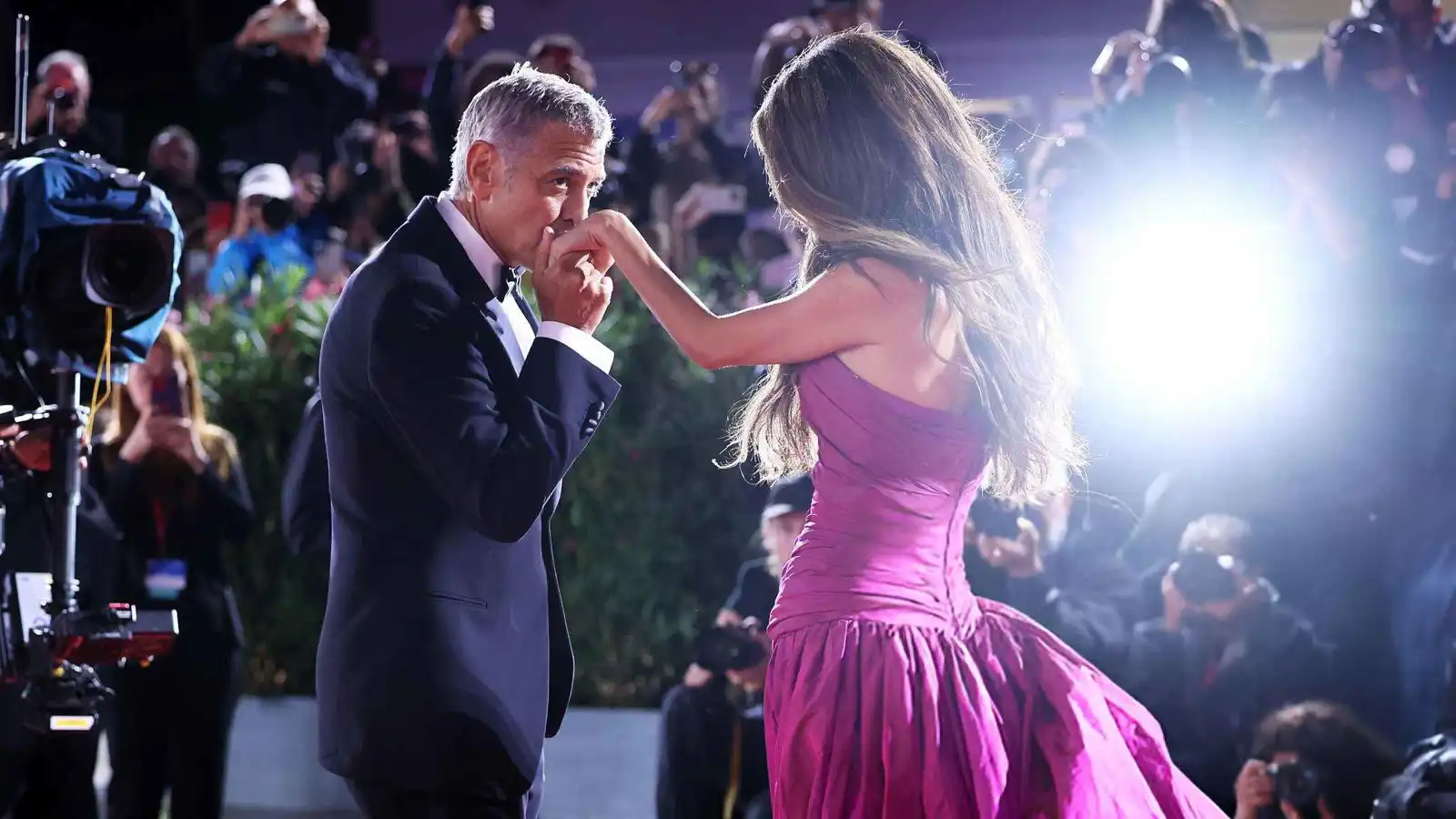 أمل كلوني تسحر الأنظار في مهرجان البندقية السينمائي (فيديو)