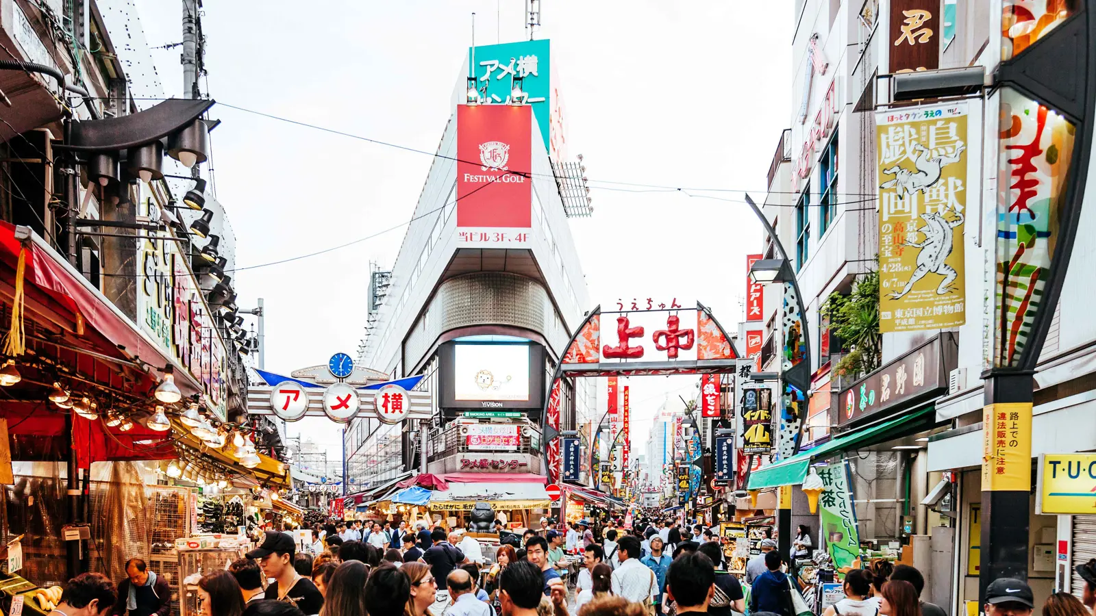 الحرارة تحول لافتة متجر إلى كابوس "مخيف" (صورة)