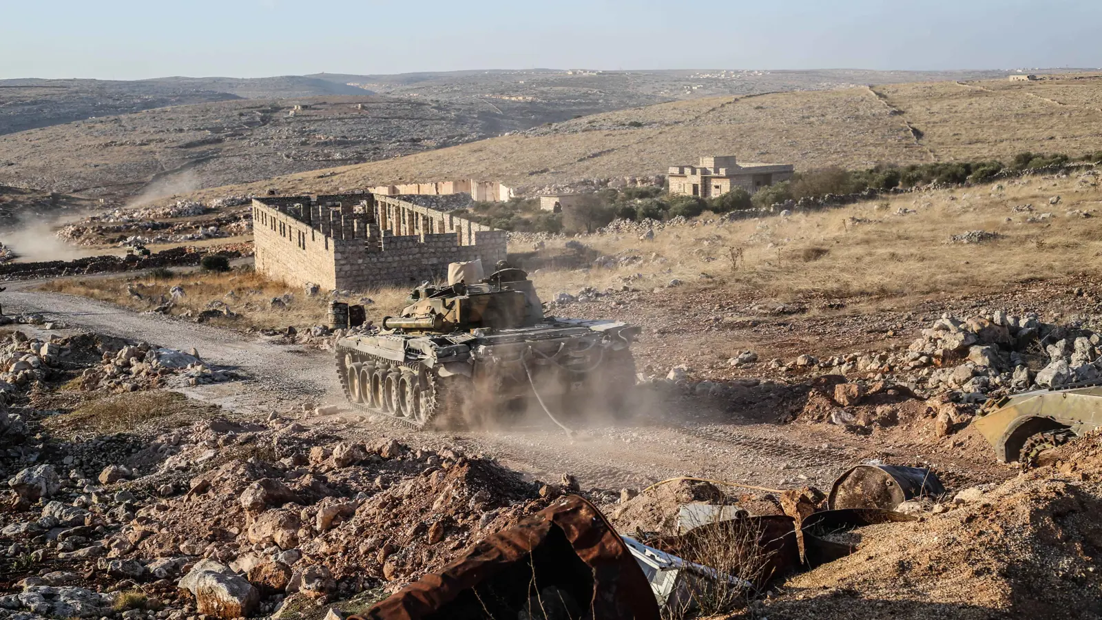 معارك سوريا تحتدم.. غارات على الأرياف وقصف صاروخي يستهدف حلب