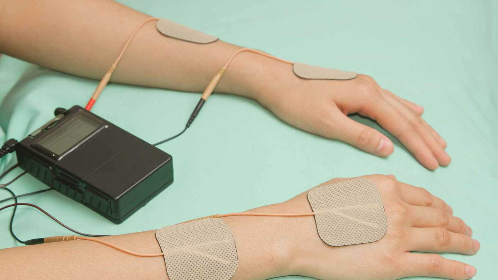 أجهزة جديدة تدّعي تهدئة التوتر بالكهرباء.. هل تعمل فعلًا؟