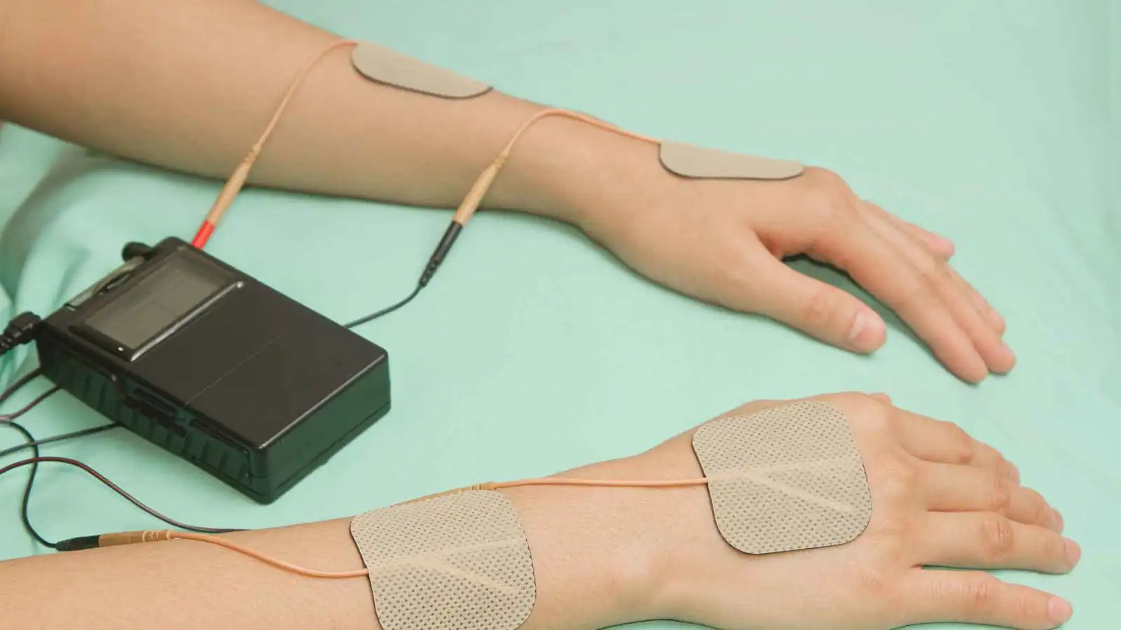 أجهزة جديدة تدّعي تهدئة التوتر بالكهرباء.. هل تعمل فعلًا؟