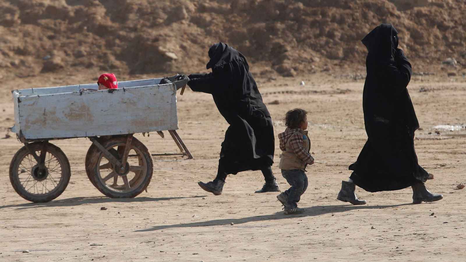 استعدادات لأولى رحلات إعادة معتقلين في "الهول" إلى مناطق سورية