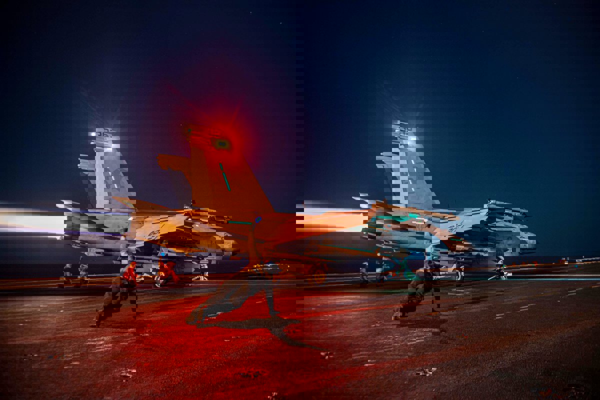 الجيش الأمريكي يعلن إصابة سفينة حاويات في خليج عدن بصاروخ حوثي