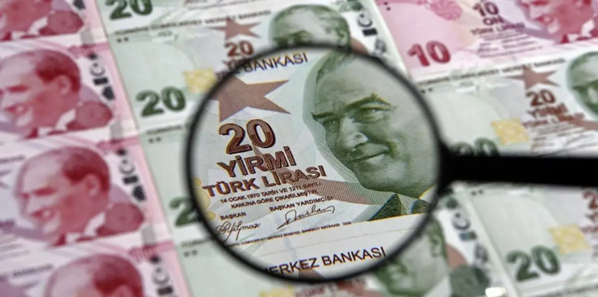 الليرة التركية تهوي أمام الدولار إلى مستوى قياسي جديد