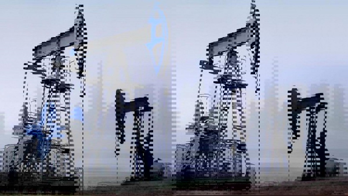 استطلاع: تخفيضات إنتاج النفط تضغط على توقعات نمو اقتصادات الخليج العربية