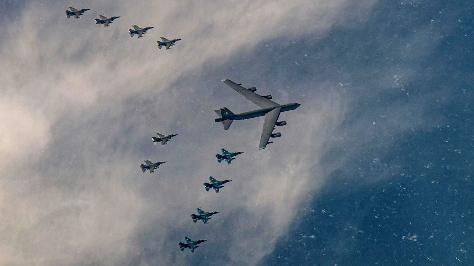 حلقت فوق ساحل فنزويلا.. قاذفات B-52 الأمريكية تقرع طبول الحرب