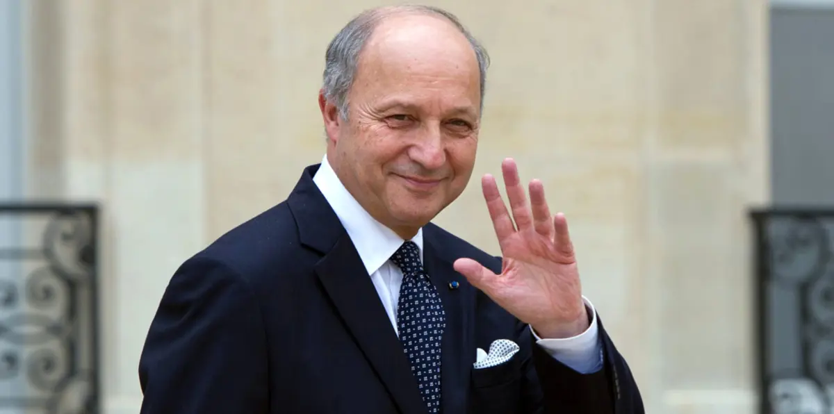 لوران فابيوس يغط بنوم عميق بمؤتمر دولي في الجزائر