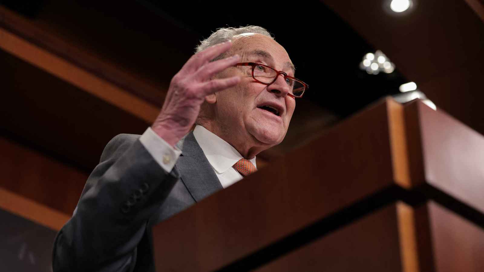 "خاطر بحياة أمريكيين".. شومر يطالب بـ"طرد" هيغسيث من منصبه