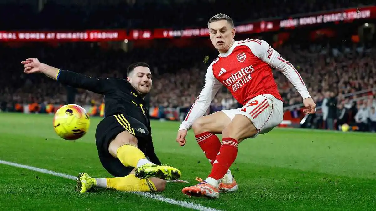 لمسة يد تفجر جدلاً تحكيمياً في مباراة آرسنال ومانشستر يونايتد (فيديو)