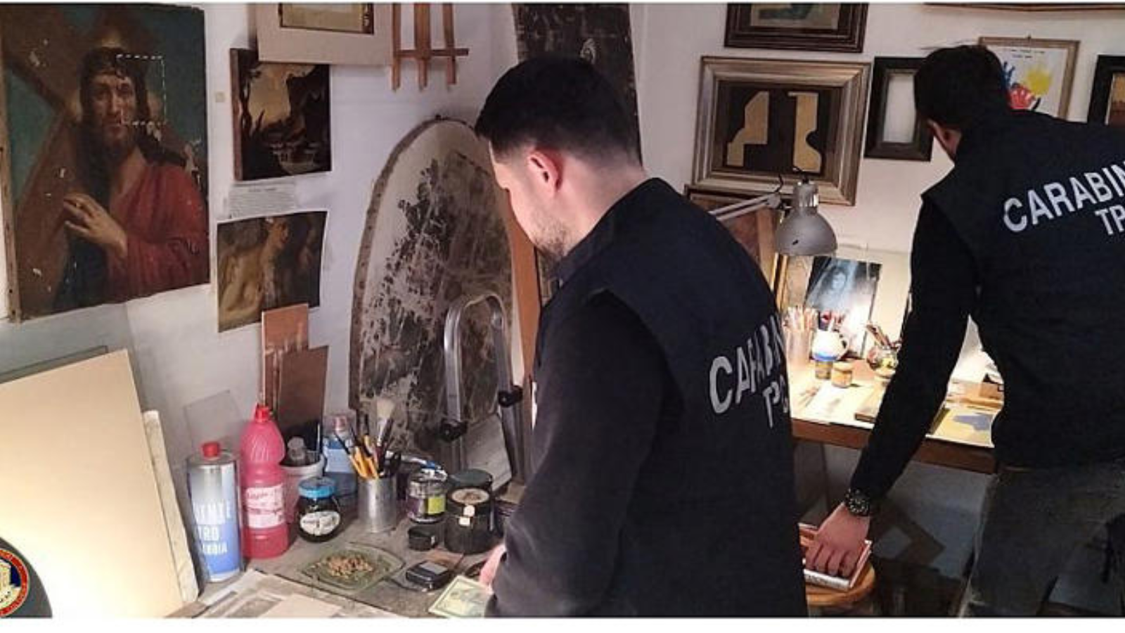 بينها رسومات لبانكسي.. إيطاليا تضبط ورشة سرية زورت أعمال الفنانين (صور)