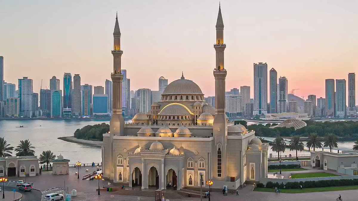 مسجد النور في الشارقة.. منارة بيضاء على الخليج العربي