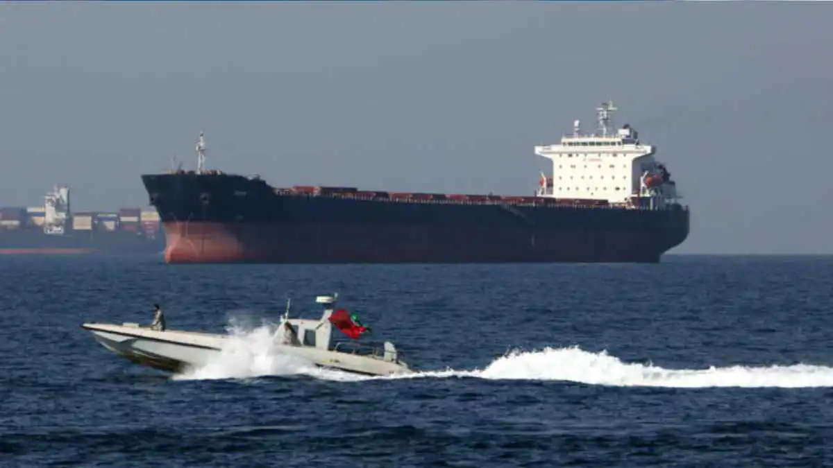 بلاغ عن تسرب نفطي بعد استهداف ناقلة قبالة سواحل الكويت