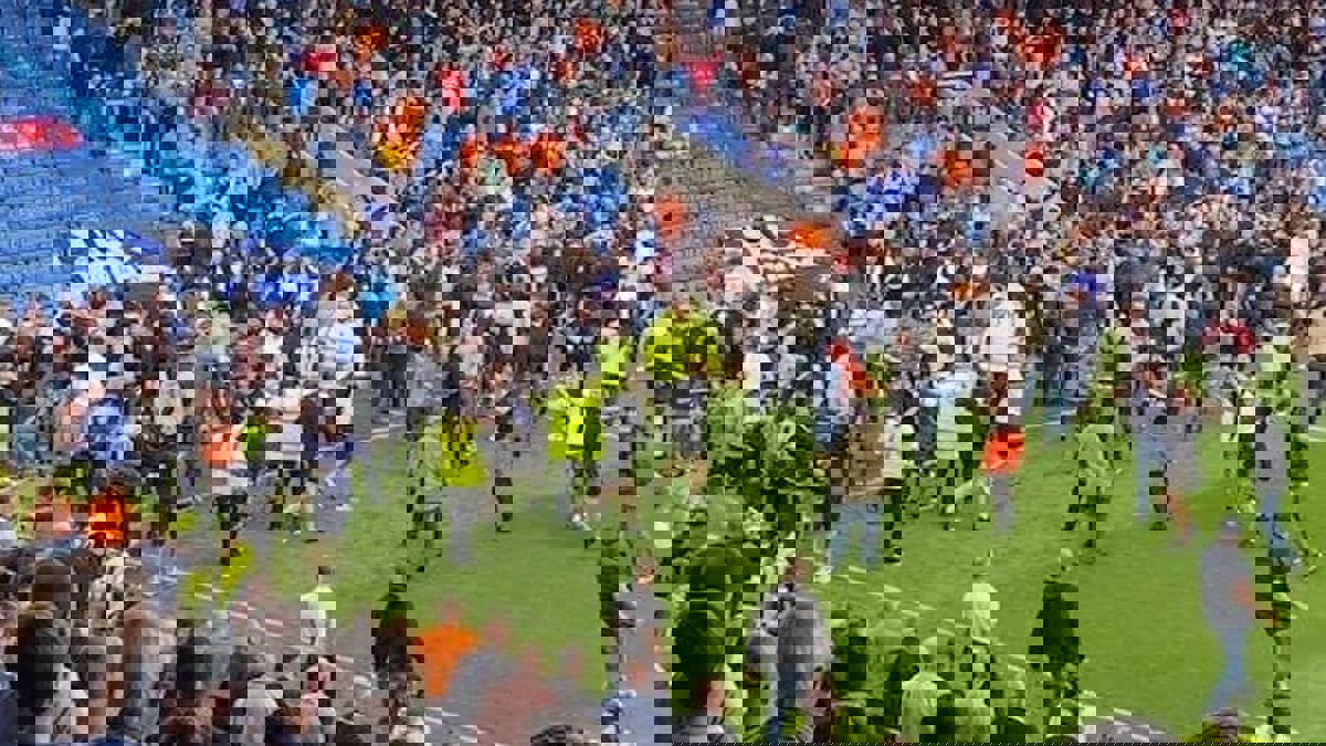 اشتباكات واقتحام الملعب واعتداء على حارس في مباراة تشيسترفيلد وأولدهام (فيديو)