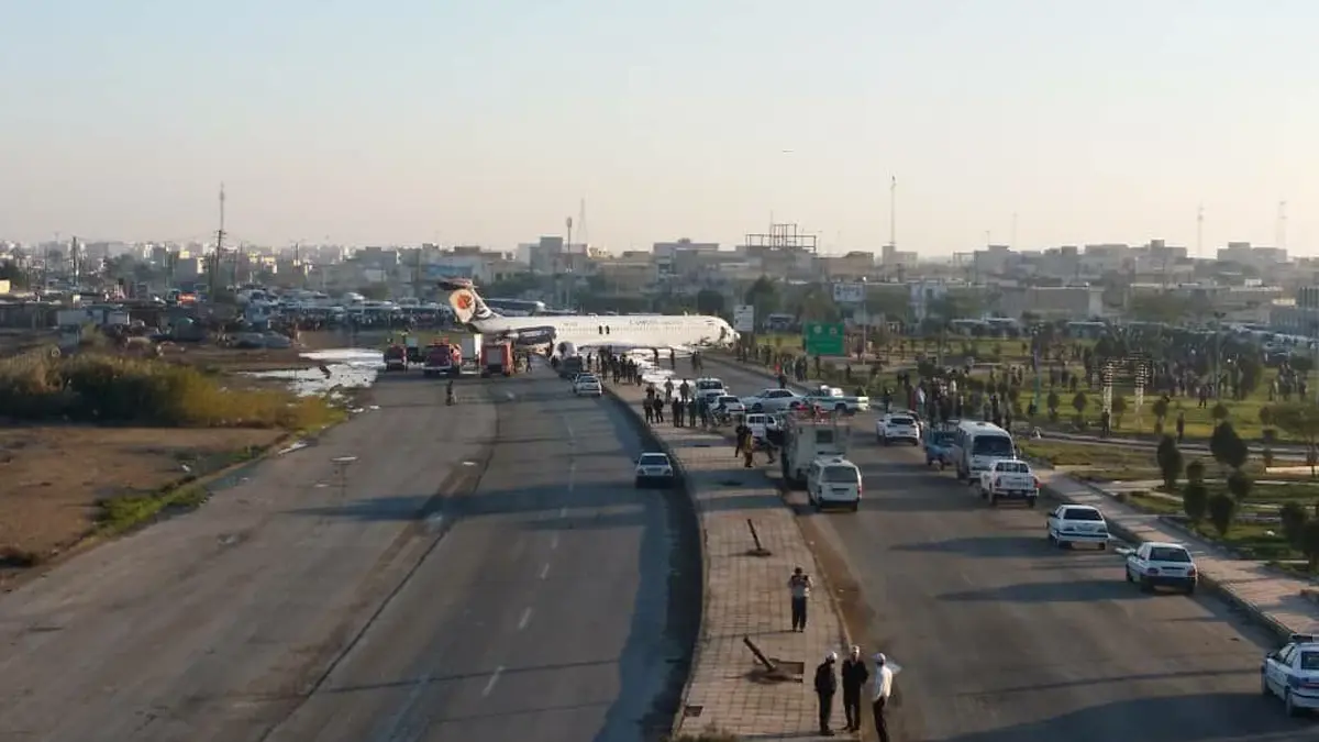 طائرة ركاب إيرانية تخرج عن مسارها وتهبط في أحد شوارع الأحواز (صور وفيديو)