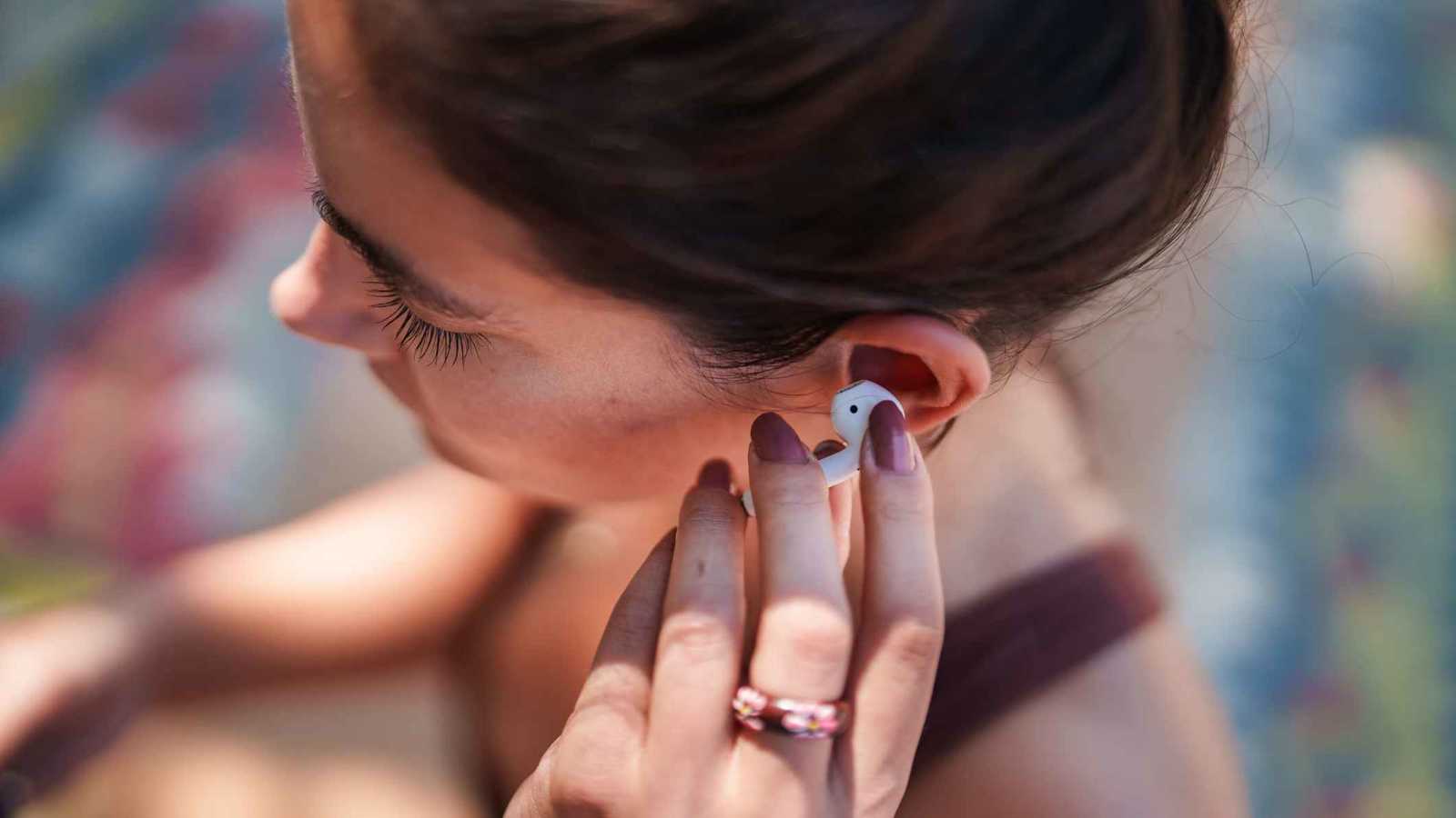 من الصوت إلى الجلد.. مخاطر خفية لسماعات الأذن