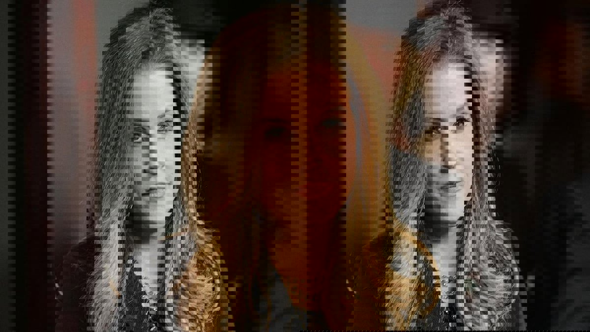 وفاة ليزا ماري ابنة أسطورة موسيقى الروك الراحل إلفيس بريسلي
