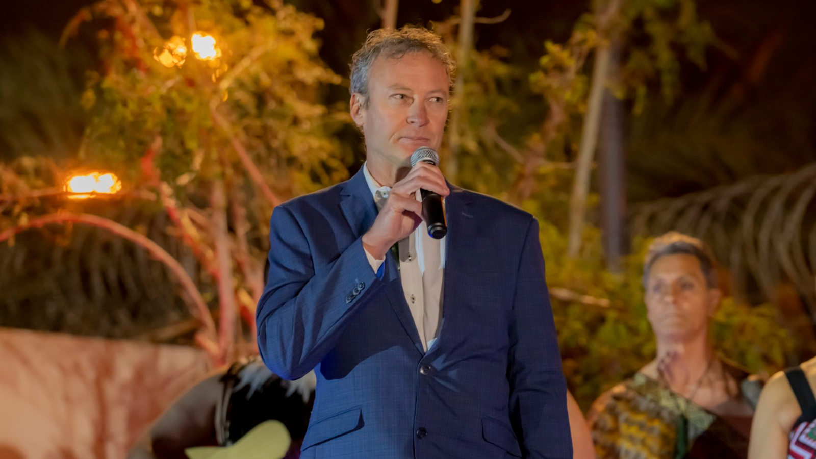 سفير نيوزلندا يفاجئ السعوديين بوداع طريف